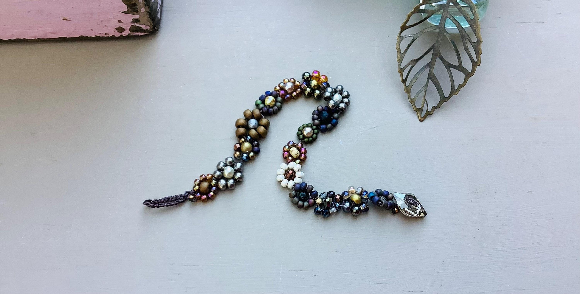 Daisygirl bracelet , daisy chain, bronze shade, handmade retro daisy bracelet