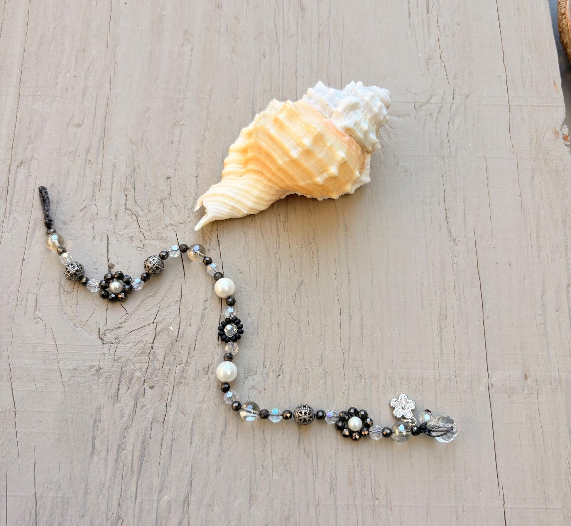 Smoky pearl daisy bracelet