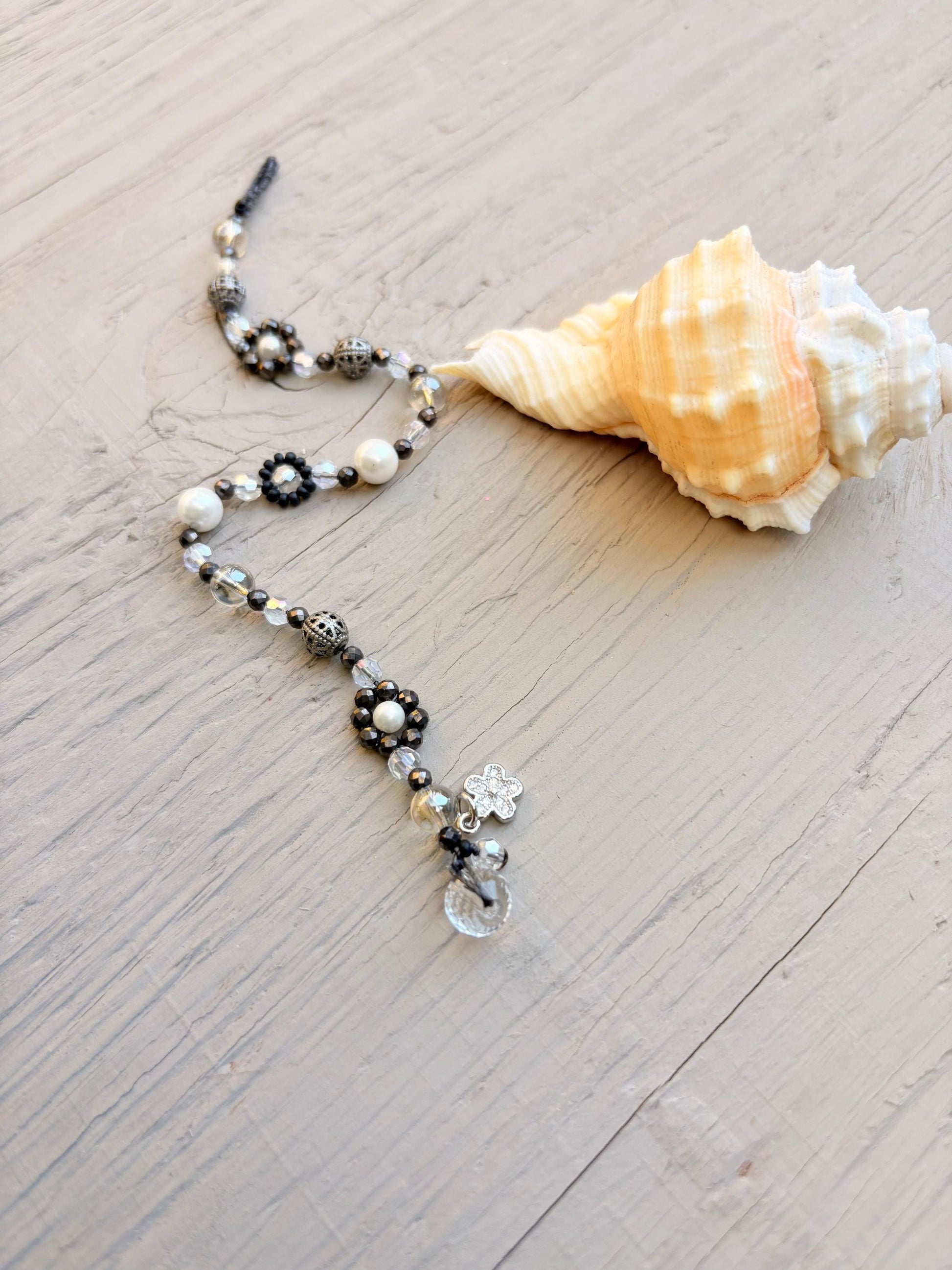 Smoky pearl daisy bracelet